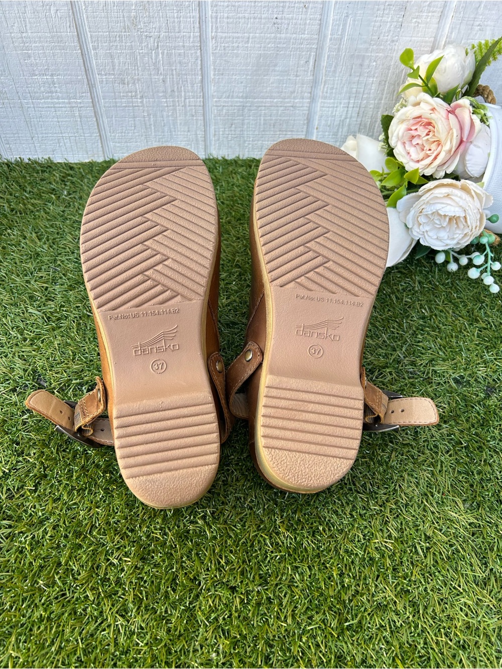 Dansko Baylor Women's Clogs Tan
Oiled Pull Up Leather
$154.95 size 37 US 6.5-7 - Picture 16 of 16
